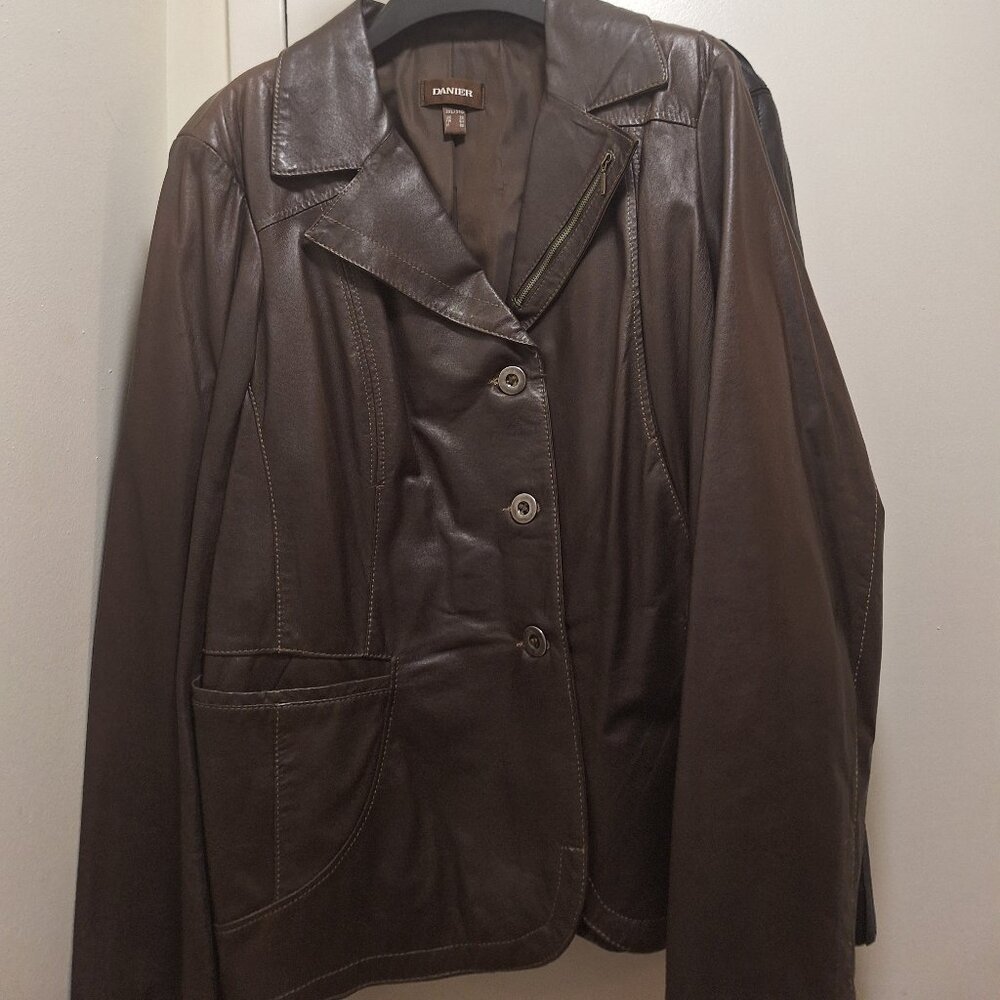 BROWN LEATHER JACKET.